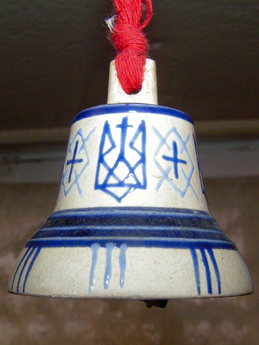 Гуцульский колокольчик. Самый первый. Он такой
"живой", глиняный, настоящий. Не звенит - трещит.
Маленький, сантиметра четыре. Подарен мне в конце 80-х.