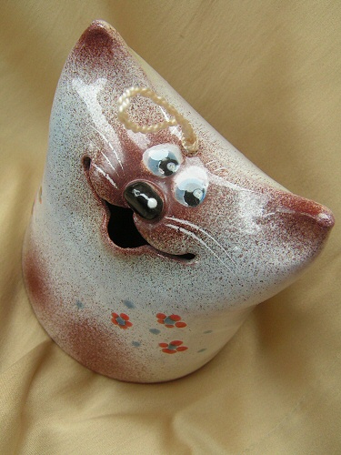 Кот номер два. Приехал в
2006-м году из Питера, обнаружен в лавке при Кунсткамере. Кот и
колокольчик в одном флаконе - против такого я устоять не могу.
Никогда.