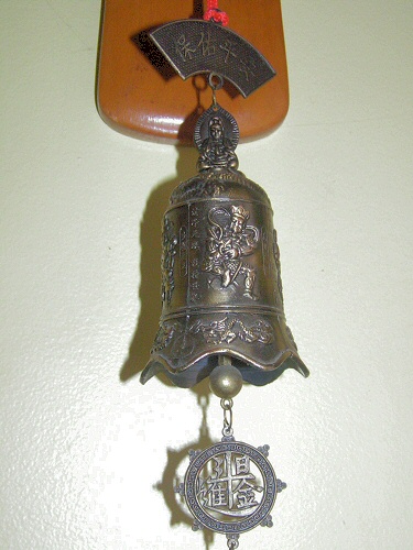 Китайский ширпотреб. Куплен в Чайнатауне Торонто. Был бы ничем не
примечателен, если бы не звонкий, чистый, глубокий
"голос".