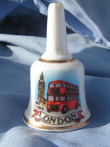 Второй колокольчик в коллекции. Фирма Lambert of London, Англия, куплен в 1995-м. Такого добра полно в любой туристической лавке  Лавка была, соответственно, лондонская. Денег не было, но были Лондон, молодость и счастье :-)