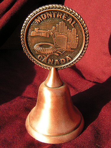 Этот -
из Монреаля. Выпущен компанией Century Canada, сделан в Канаде. Это мы
с дочерью в один прекрасный день собрали чемоданы, сели в поезд и
укатили в Монреаль. Колокольчик вместе искали - мол, как же ты,
мамадарагая, домой поедешь да без колокольчика...