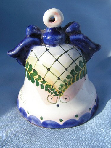 Этот приехал из Москвы в 1999-м году. Художник - В. Егорова.
Глиняная трещотка. Казалось мне почему-то тогда, что та поездка -
последняя. Оказалось - нет. А колокольчик остался.