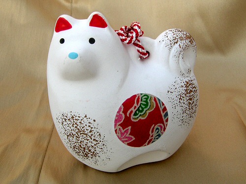 Этот - японский. Акита. Говорят, приносит удачу. Не знаю,
не проверяла. Он из тех, которые я подарила себе сама. Самотерапия
такая: пошла не самая удачная полоса - дарю себе колокольчик. Помогает
:-)