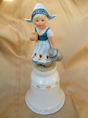 River Shore, США, серия
"Дети мира", художник Роджер Браун, 1980-й год. Около
20-ти сантиметров в высоту. И довольно тяжелый. Когда он у меня
появился, он был самым большим в коллекции.