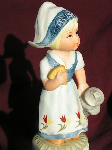 Тот же колокольчик.
Знакомьтесь - Катрина. Нидерланды. Можно было и не писать, что
Нидерланды, классический набор: сыр, бидон с молоком и деревянные
башмаки :-)