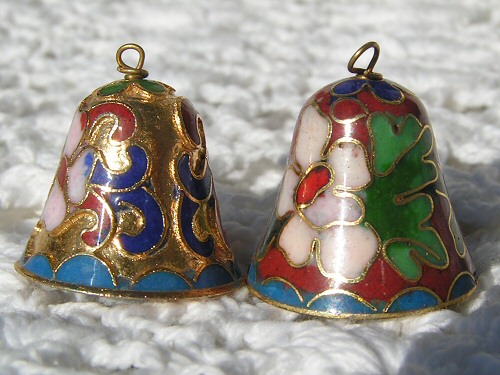 Самые маленькие колокольчики, каждый - меньше наперстка. Техника
клуазоне (сloisonné) - эмаль в ячейках. Я однажды в студии
сидела и смотрела, как такое делают. Смотреть можно бесконечно, как и
на всякую тонкую ручную работу.