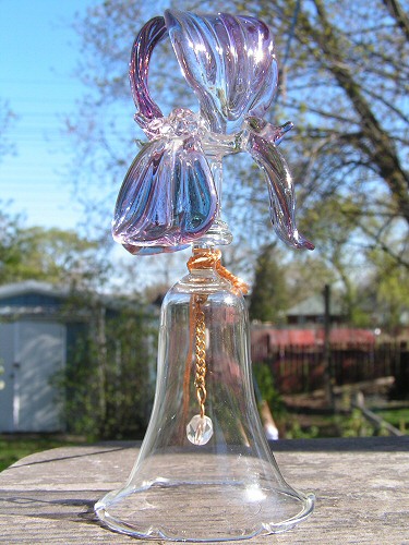 Ирис. Сделал его стеклодув
Kevin Prochaska из Калифорнии, США. При обычном освещении в комнате он
почти прозрачный. При электрическом свете отливает фиолетовым. На
солнце - такой, как на фото.