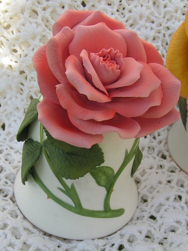  Franklin Mint, США. The Sonia Rose, художник Jeanne
Holgate, 1983. А история обычная. Жили-были муж с женой, растили детей,
жена собирала колокольчики. А потом они постарели. И жена заболела. И
пришлось старикам перебираться поближе к взрослому сыну.