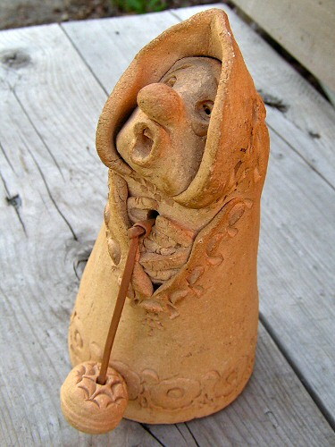 Глиняная
бабулька. Совершенно чумная. Каждый раз, когда я ее вижу, я улыбаюсь до
ушей. Художник E. Skofield, если я правильно прочла подпись.