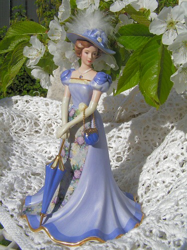 Дама без собачки. Не шучу, это колокольчик. Bradford
Editions, США. Художник Lena Liu, колокольчик называется Sunday Best.
2004-й год, один из первых в серии. Но я не собираю серии :-)