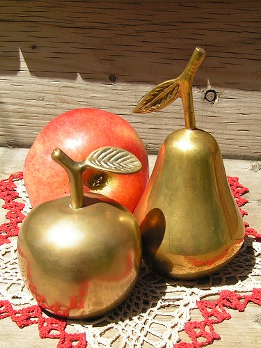 Несколько латунных колокольчиков. Все, разумеется, звонкие. Яблоко
приехало из Штатов, груша - из Англии, а где они сделаны - пааанятия не
имею, и не интересуюсь.