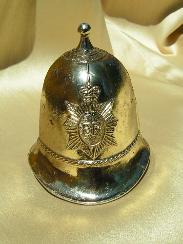 Шлем британского бобби - разумеется, английский.
