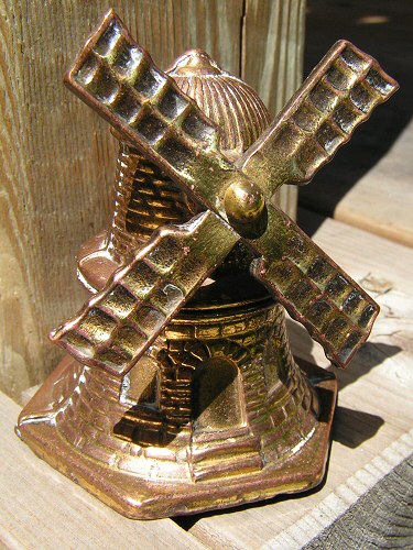 Латунная мельница. Я
про нее едва не позабыла, когда фотографировала коллекцию - она,
во-первых, маленькая, а во-вторых, стоит на самом видном месте, в
отличие от прочей "могучей кучки".