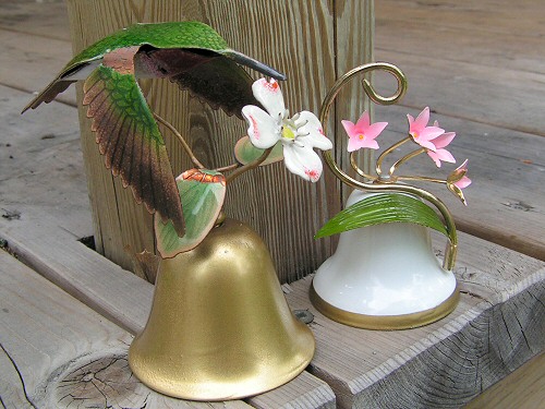 Эта
парочка появилась у меня в разное время и из разных мест. Тот, который
с колибри, слегка поврежден. Оба проходят у меня под условным названием
"Арт Деко" - ну, можно мне поумничать, а?