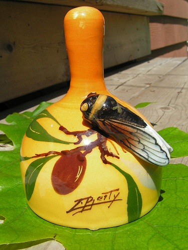 Нет, это не муха. Это
цикада. Колокольчик, по-моему, французский. Между прочим, в комнате на
полке стеклянная цикада выглядит настолько убедительно, что у человека
неподготовленного возникает острое желание поохотиться на нее с
газеткой...