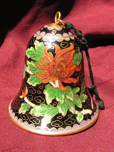 Этот колокольчик сделан... правильно, в трудолюбивой стране Китае.
Правда, еще до славных времен глобализации. Классическая техника
клуазоне, которую, собственно, китайцы в свое время и придумали.