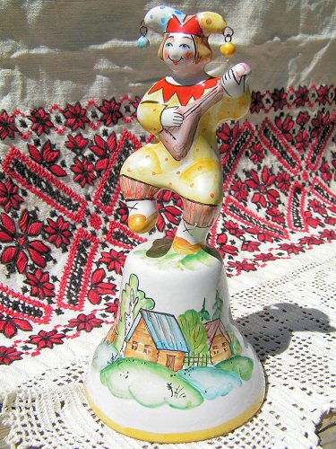 Скоморох, ярославская
майолика. Знаете ли вы, что такое новый народный промысел по-российски?
Это когда в не самые хорошие для художников времена в начале 90-х два
художника - Евгений Шепелев и Наталья Павлова - организовывают
мастерскую майолики...