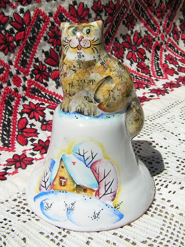 И кот. Так вот, начинают художники выпускать сувениры.
Художники придумывают, сотрудники расписывают. А спустя много лет их
продукции присваивают официальный статус "народного
промысла" - и вуаля. А вообще я люблю шутов, котов и лубочные
картинки :-)