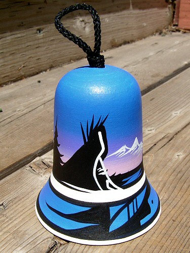 И
они организовывают фабрику, где эту самую индейскую керамику делают
индейцы. Называется всё это Cedar Mesa Pottery. Керамика примечательна
еще и тем, что гончарный круг рядом с ней не ночевал, ее традиционно
отливают в формах.