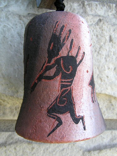 Колокольчиков из Cedar Mesa у меня два, с пылу-с жару-напрямую с
фабрички. Очень разные. Теоретически должны висеть на улице и слушать
ветер...