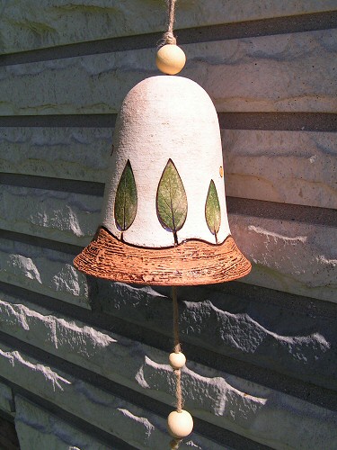 Этот колокольчик проходит
у нас под кодовым названием "рында", в основном из-за
размеров. В высоту - не самый большой, сантиметров 15, но общее
впечатление весьма основательное. Автор - польский художник Piotr
Majka.