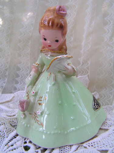 Belle of the Ball (Josef
Originals). Сантиметров десять в высоту, совершенно невесомая, с
высоким чистым "голосом". Фотографировать ее сложно,
просто поверьте на слово - чрезвычайно обаятельная барышня.