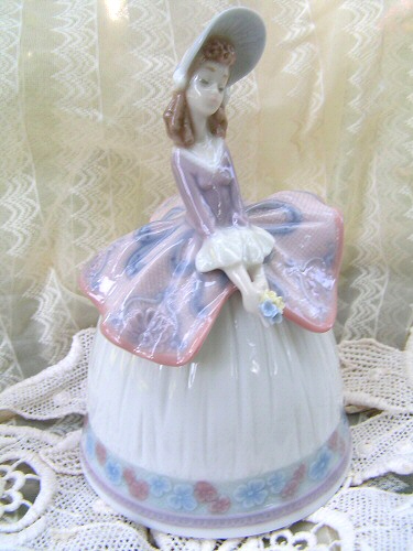 Колокольчик Sounds of Spring. Lladro, Испания. Вот такая
весенняя испанская барышня. С характером.