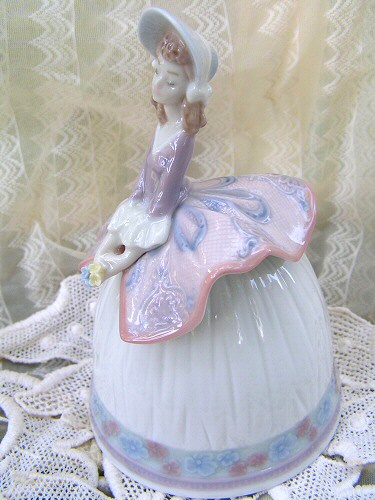 Колокольчик Sounds of
Spring. Lladro, Испания. Другой ракурс - ну, люблю я ее. О том, как она
ко мне попала, можно либо рассказывать долго, либо не рассказывать
вообще, так что я воздержусь :-)