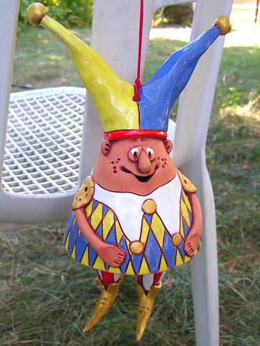 Я уже говорила, что люблю
шутов? Вот такой глиняный шут приехал ко мне из Штатов. Автора с тех
пор ищу. Видела похожий колокольчик, он был куплен в Дрездене и
продавался как литовкий.