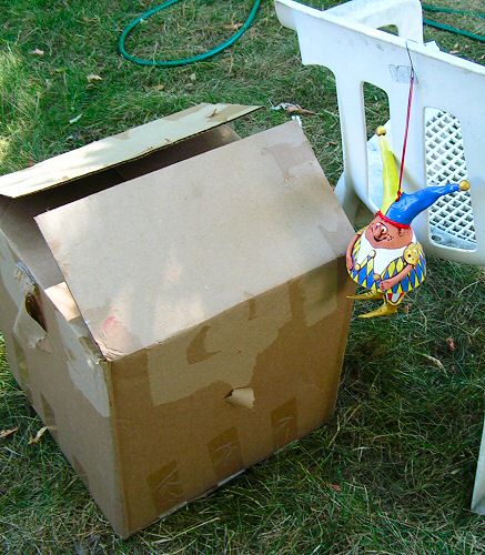 А это - коробочка, в которой
приехал шут. Посылку получала дочь, ее едва кондратий не хватил. Она
решила, что там по меньшей мере - корабельная рында... :-)