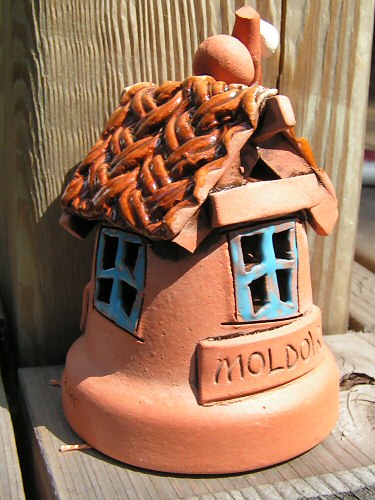 Глиняный молдавский
домишко. Звонкий-презвонкий. Мастер Lilian Petru Scutelnic, Молдова.