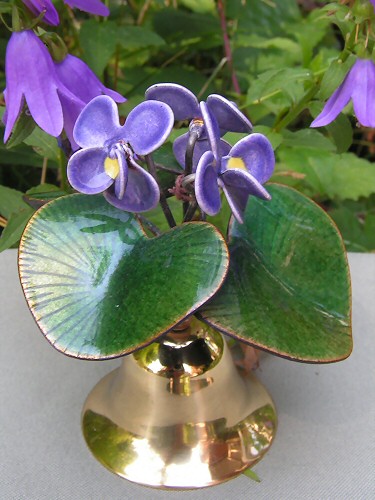 Там, где я купила этот
колокольчик, утверждали, что это - Bovano of Cheshire, США. Маркировки
нет - следовательно, неважно. А цветы красивые.