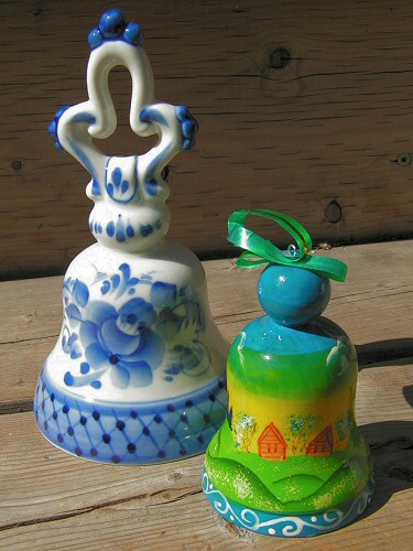 Вот такой
замечательный я получила подарок. Голубой на белом - понятное дело,
Гжель. Второй - деревянный. Оба совершенно чудесные.