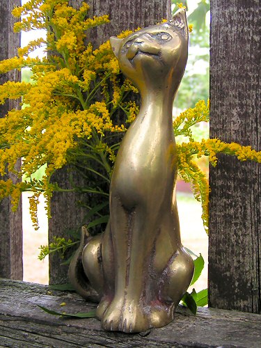 Та же
кошка. Всерьез предполагаю, что кто-то когда-то сделал из латунной
статуэтки самодельный колокольчик...