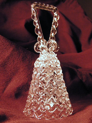 Следующие четыре - подарок
от хорошего человека. Это колокольчик - из Гусь-Хрустального.
Кружевной, совершенно невесомый.