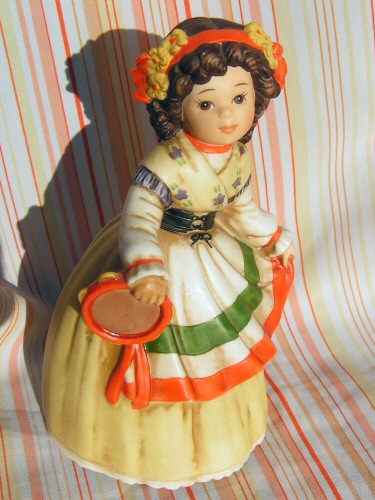 Enesco. США. Cувенирная фирма, поклонницей которой я в
общем и целом не являюсь. Но эта девочка меня покорила. Художник
Marjorie Sarnat, 1992, серия Belles of the World