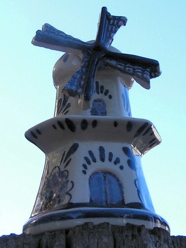 Однажды дочь моя, распаковывая одну из посылок, перепутала
гжельский колокольчик с голландским. Пришлось добыть голландский, дабы
наглядно показать разницу :-)