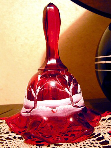 Это - Fenton. Насколько
я знаю, Fenton - одна из последних фирм в Штатах, выпускающая
расписанное вручную художественное стекло. В 2007-м году отметивший
свое столетие Fenton едва не закрылся. Но всё-таки устоял.