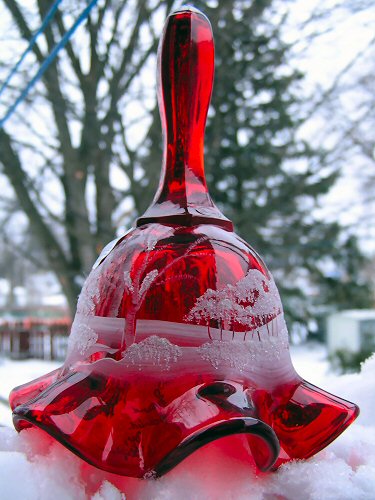 Мой Fenton. К сожалению,
очень трудно "поймать" цвет - чистый, ясный,
рубиновый цвет. Поэтому - две фотографии, дома и на улице.