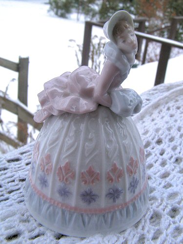 В компанию
"Барышень с характером". Lladro, Испания, Sounds of
Winter (звуки зимы). Парный к "Звукам весны", который
появился у меня намного раньше.