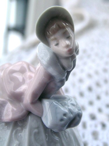 Lladro, "Звуки зимы", фрагмент. Такая вот
жеманная барышня. В серии их четыре штуки. Осенний я видела пару раз на
картинках, а летний не попадался мне в принципе никогда. Кстати,
фотографировать Lladro в принципе сложно, они бликуют сильно.