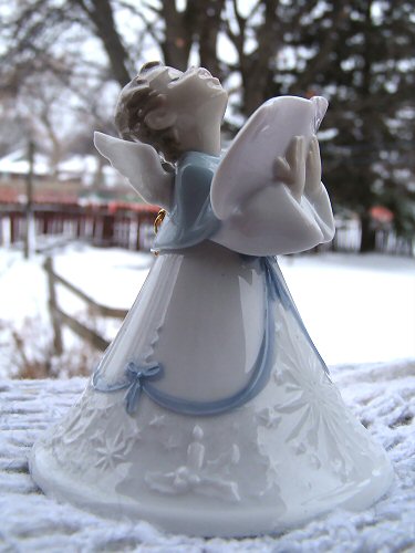 А
с этим вышла забавная история. Я нахально утверждала, что
колокольчик-ангел, который не вызвал бы у меня реакции
"уберите от меня ЭТО", еще не создан. Ага, как же.
Итак, ангел. И опять Lladro. Надо заметить, что Lladro - это уже
диагноз :-)