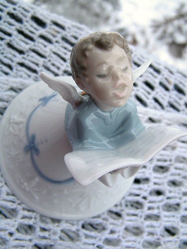 Lladro, тот же ангел. Вообще-то это елочная игрушка. И
если его подвесить, у него получается весьма интересный ракурс. Он
"летит". Подвешивать я его не решилась, а ракурс
попробовала воспроизвести.