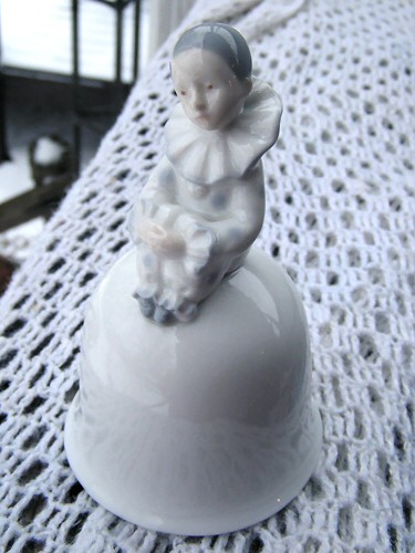 Те, кому не лень читать
эти примечания, может быть, помнят, что "я люблю шутов и
котов". Так вот, хотелось мне Пьеро. Не так, чтобы искать - а
если вдруг попадется. Но все попадавшиеся мне Пьеро были почему-то
страшнее атомной войны, с глазами навыкате и ресницами до бровей.