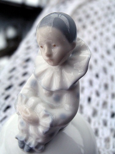 Человек, продававший
этого Пьеро, украсил лот размытыми фотографиями с мобильника. Про фирму
Otagiri я знала, была когда-то такая в Штатах, производство держала в
Японии. Я долго возвращалась к этому Пьеро, а потом решила рискнуть.
Результат - на фото.