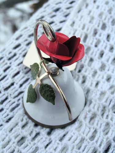 Роза отдельно.
Заодно благодаря некоему коллекционеру, сохранившему старый ярлычок,
обнаружился производитель - George Good Corporation.