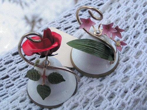 Еще одна роза. И
опять парный колокольчик - к розовым цветам, которые где-то в первой
половине альбома появились.