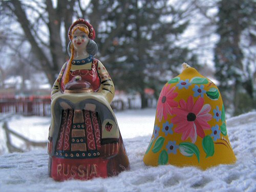 Эти два получены в
подарок. Вообще колокольчики "из разных мест" я либо
покупаю там, где побывала, либо присылают их мне хорошие люди. Так и
живут у меня теплые памятки о когда-то увиденных местах и о хороших
людях. Левый приехал из Москвы, правый - из Киева.