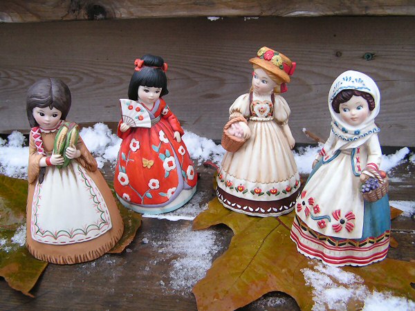 Вот эти две серии мне просто упали в руки. Enesco, художник
Marjorie Sarnat. Слева направо: Indian Maiden из пары Thanksgiving
Belles, 1993, за ней - японка, немка и гречанка из серии Belles of the
World, 1992 (см. следующее фото)
