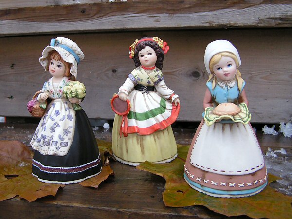 (продолжение)
Француженка и итальянка из серии Belles of the World, Enesco, 1992 и
Pilgrim Maiden из пары Thanksgiving Belles, 1993, художник Marjorie
Sarnat. Итальянскую девочку вы могли наблюдать в альбоме, она у меня
появилась раньше. В серии Belles of the World не хватает мексиканки.